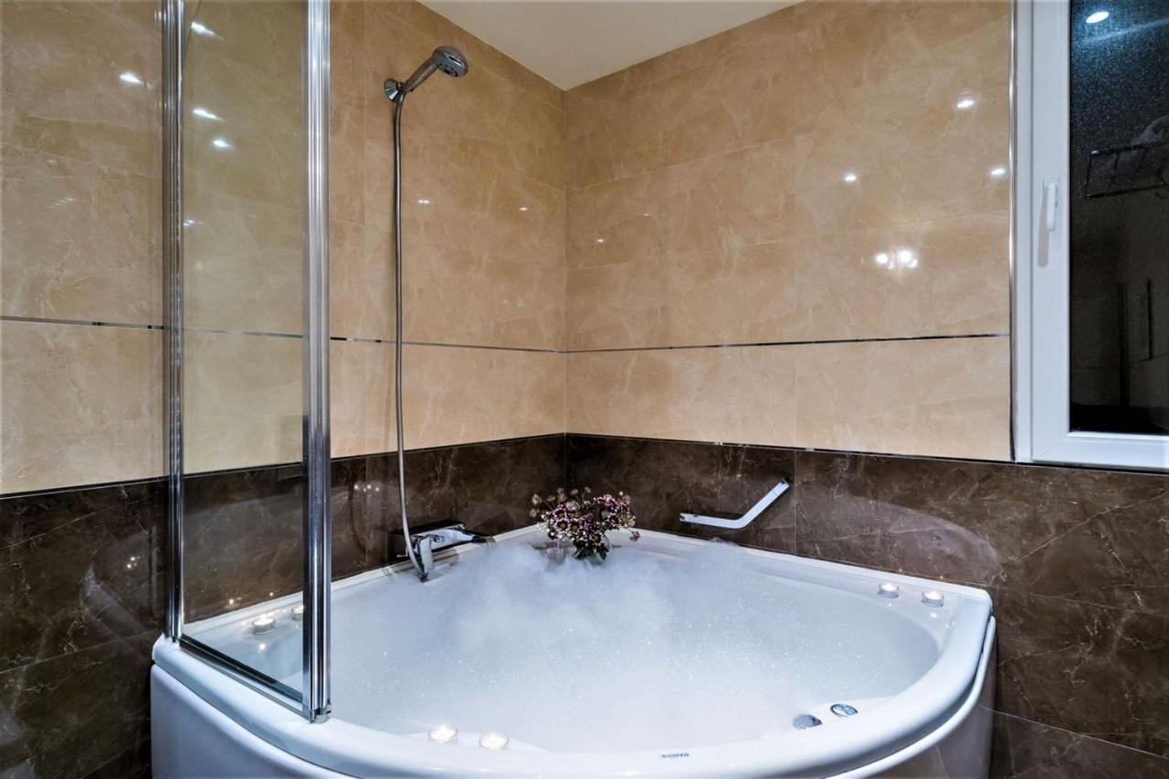 Villa Luxury Beachfront Palace With Private Pool And Jacuzzi By The In