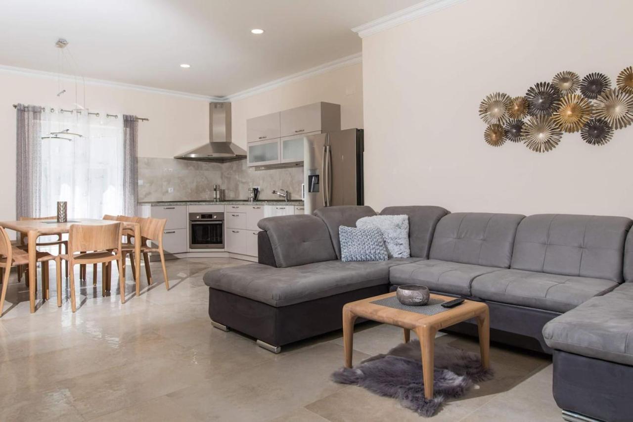 Spacious With Private Pool In
