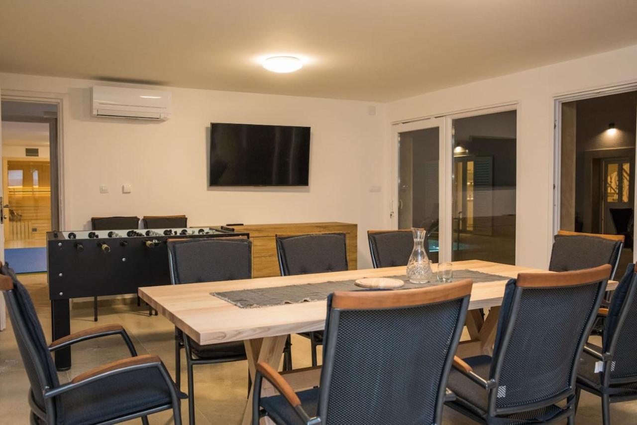 Villa Spacious With Private Pool In *