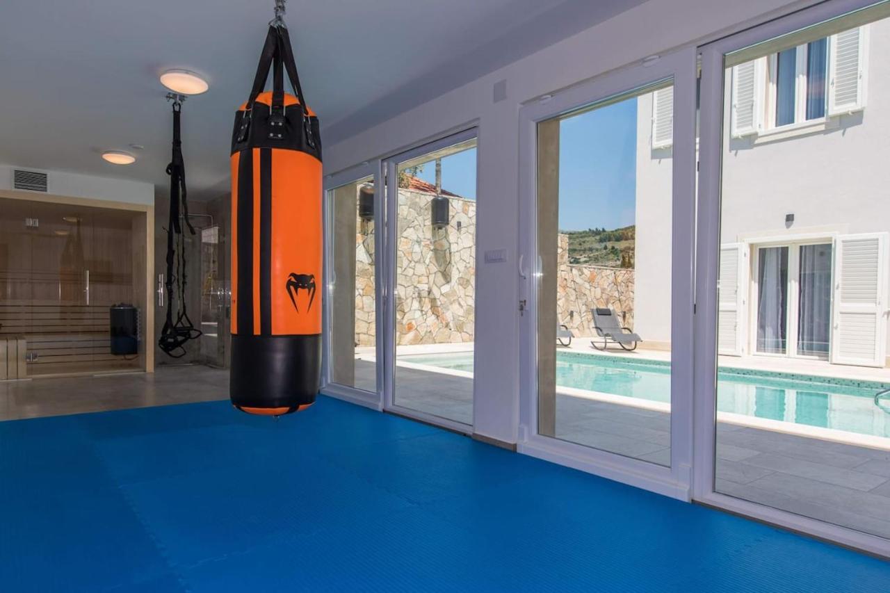 Villa Spacious With Private Pool In *