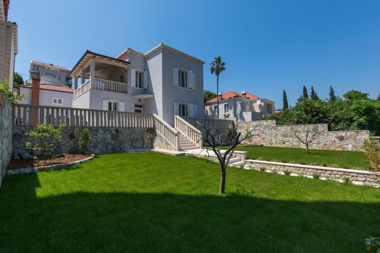 Villa Spacious With Private Pool In *