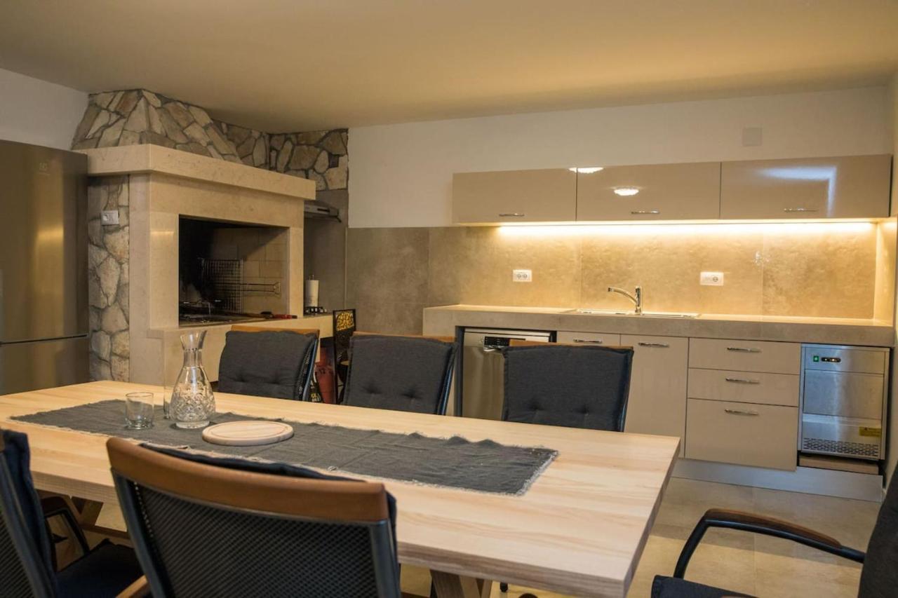 Villa Spacious With Private Pool In