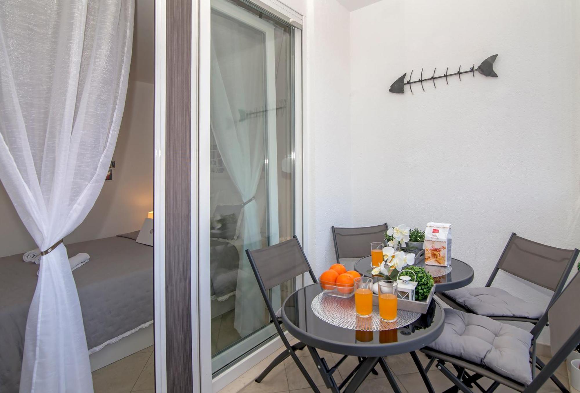 Mirror Apartment