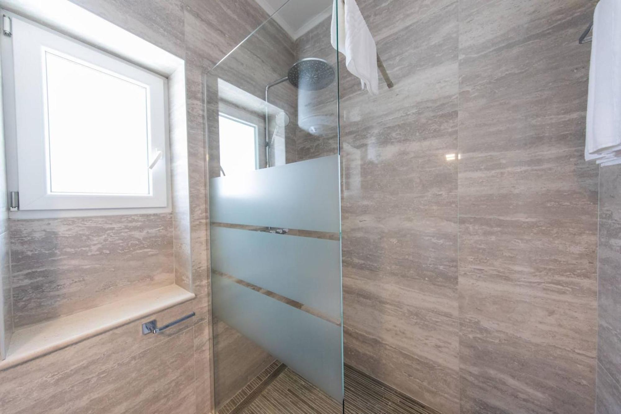 Villa Spacious With Private Pool In