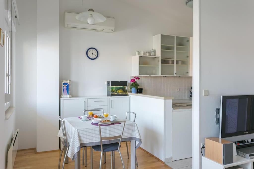 Swanky Gem Apartment