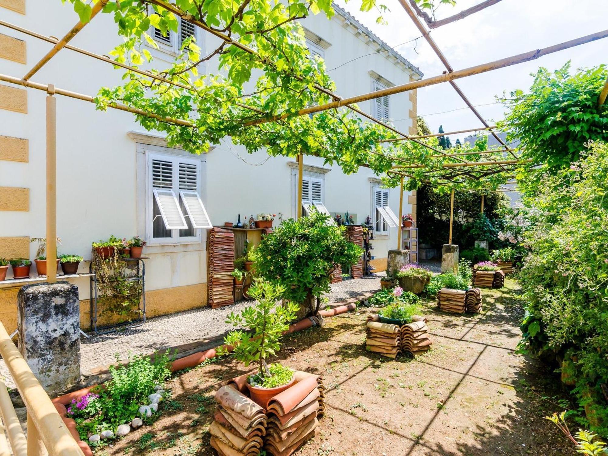 Ivana -two Bedroom With Garden Apartment *