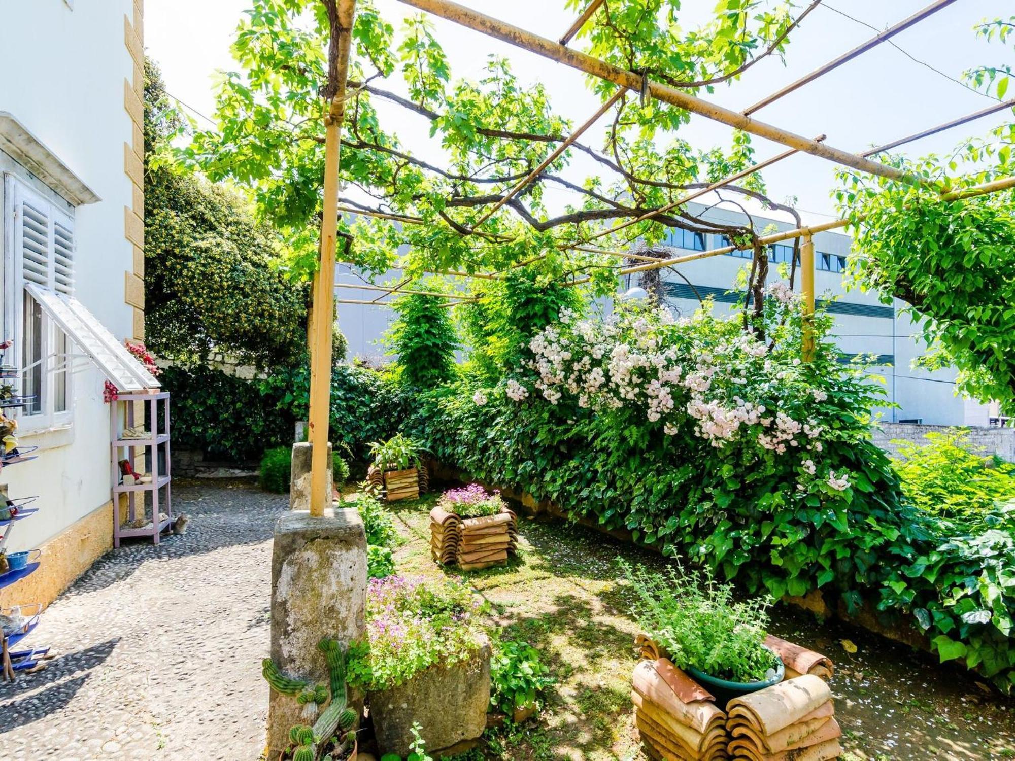 Ivana -two Bedroom With Garden Apartment *