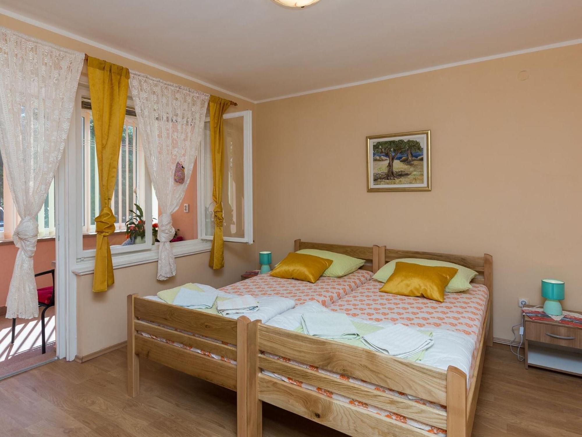 Lolo - Two Bedroom With Loggia And Street View