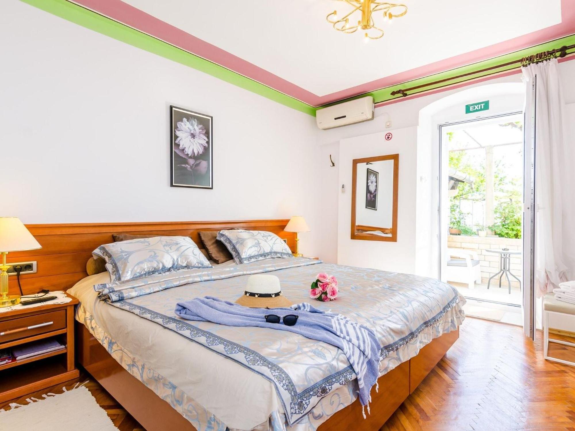 Nicol - With Terrace Apartment *