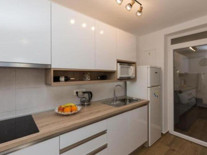 Apartment Hitri - One Bedroom With Terrace And Garden View *