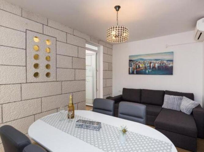 Hitri - One Bedroom With Terrace And Garden View Apartment