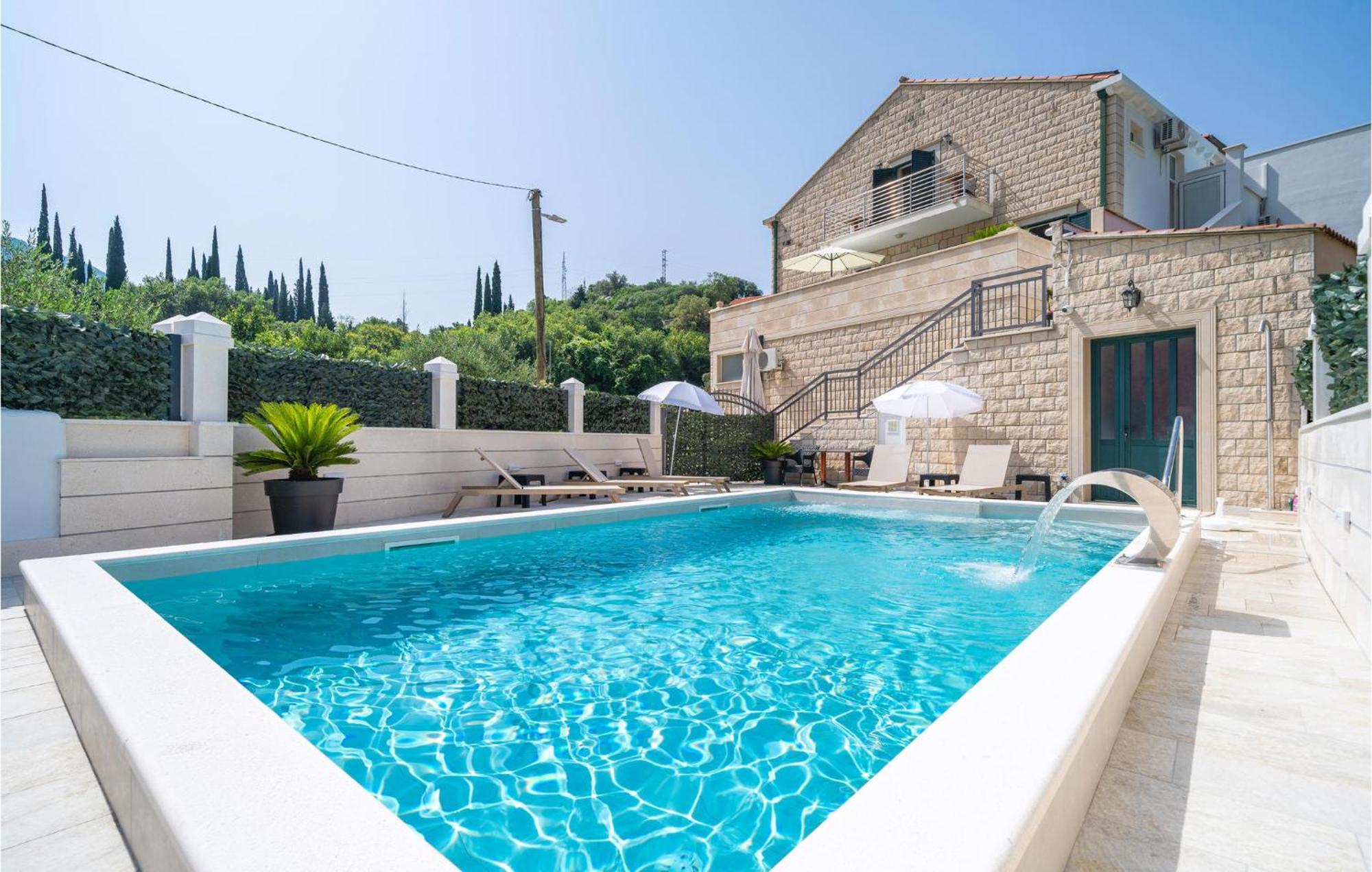 Awesome In With Jacuzzi Apartment