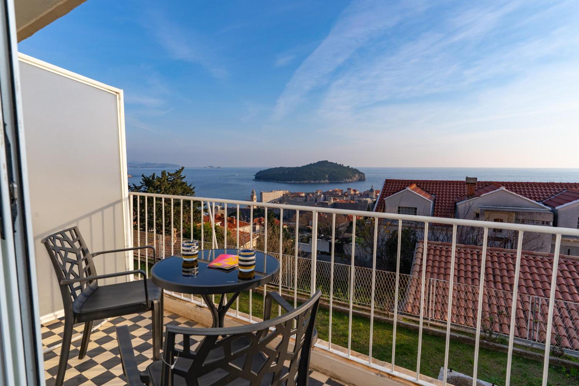 Apartment With Sea & Views