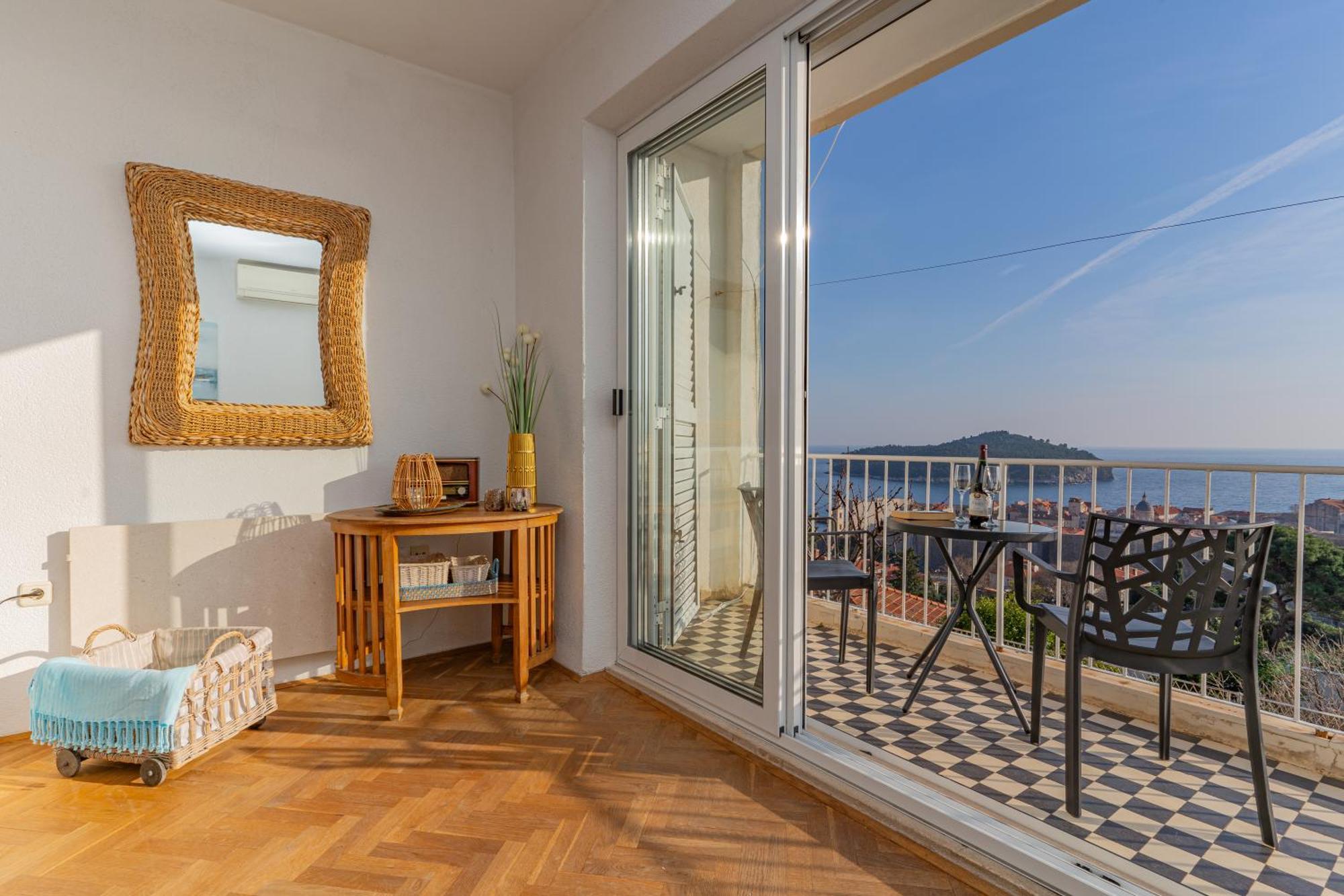Sea And Old View Apartment