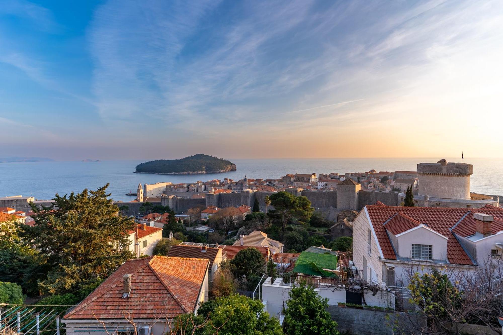 Sea And Old View Apartment
