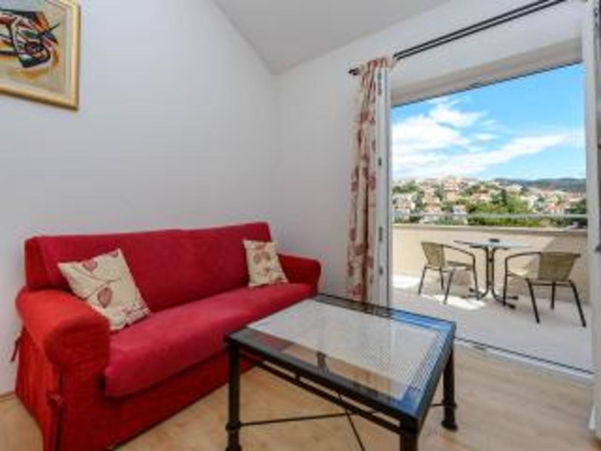 Sea View Chic: *