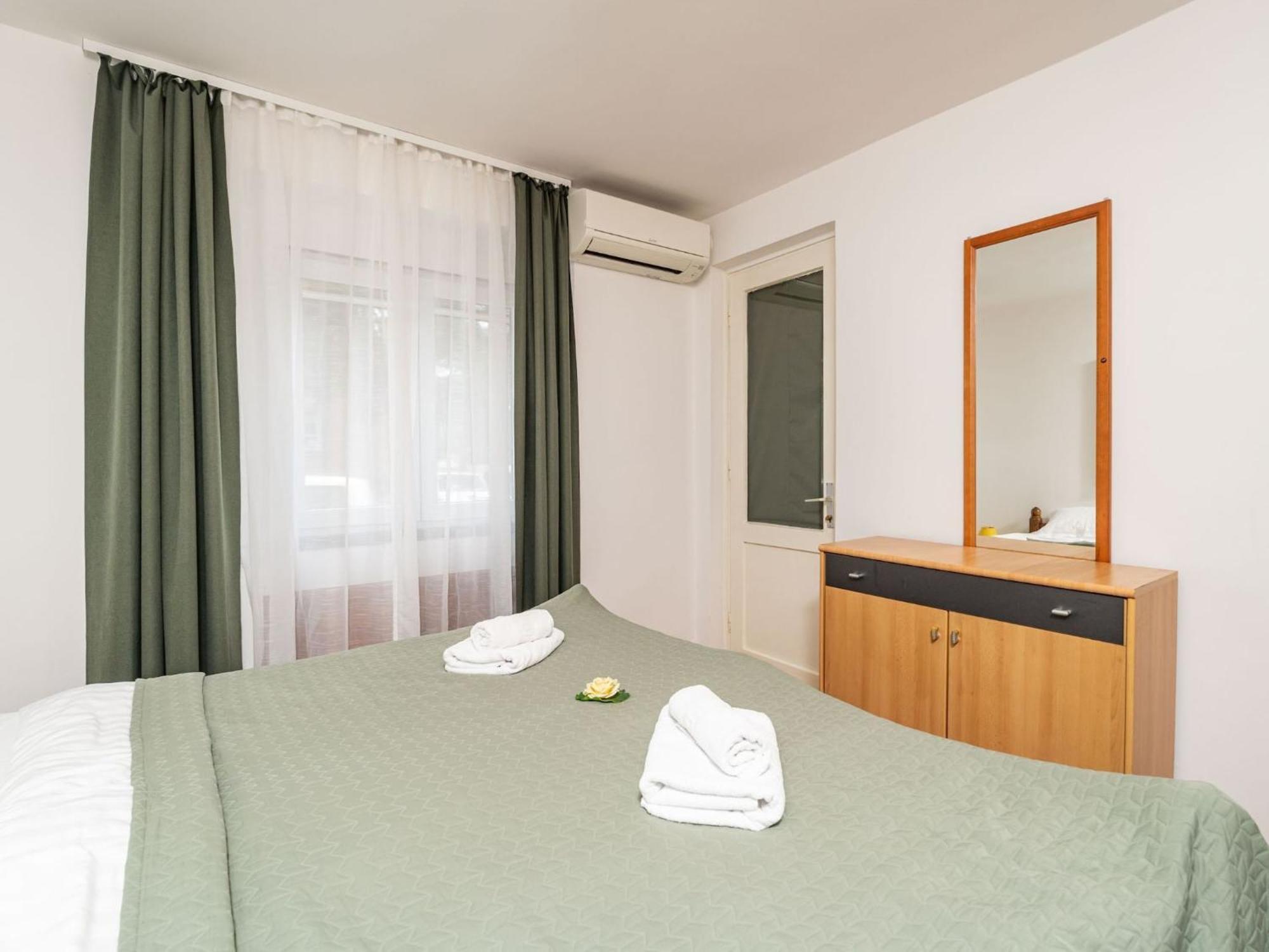 Lolo - Two Bedroom With Loggia And Street View