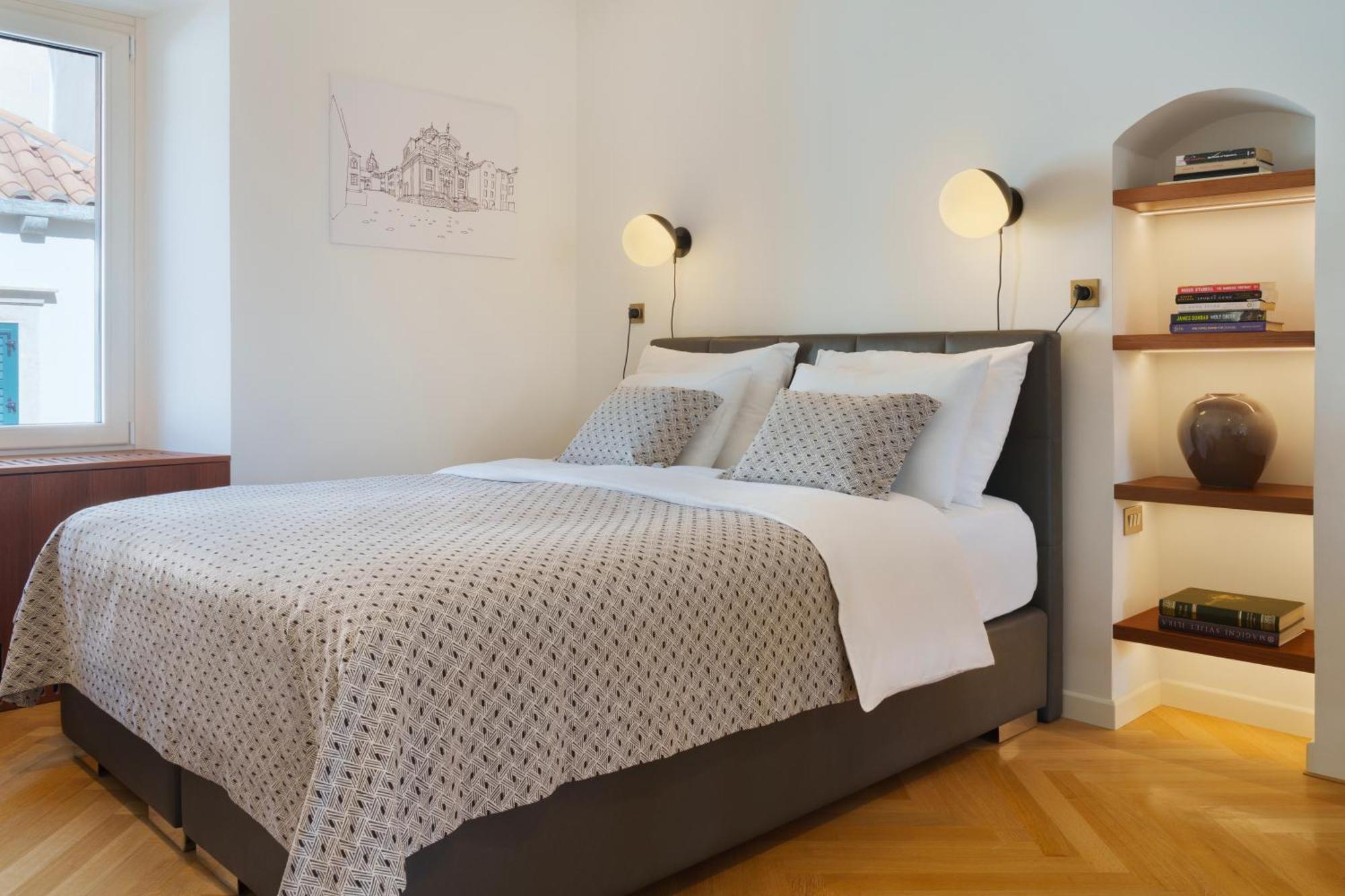 Deluxe Socialist Chic Flavor Apartment