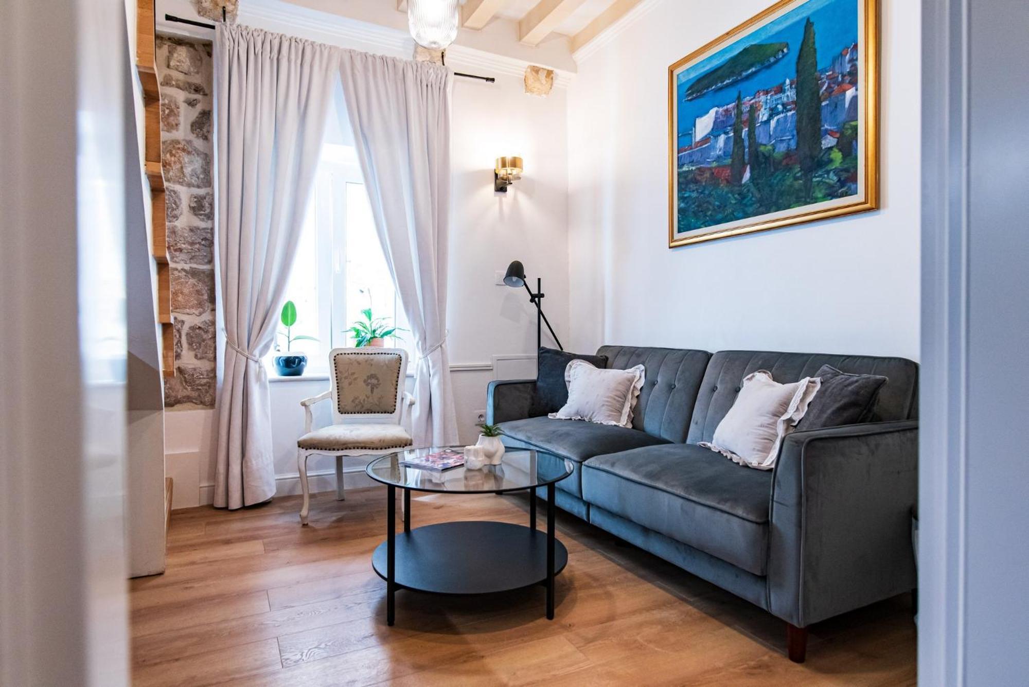 Old Town Center Apartment