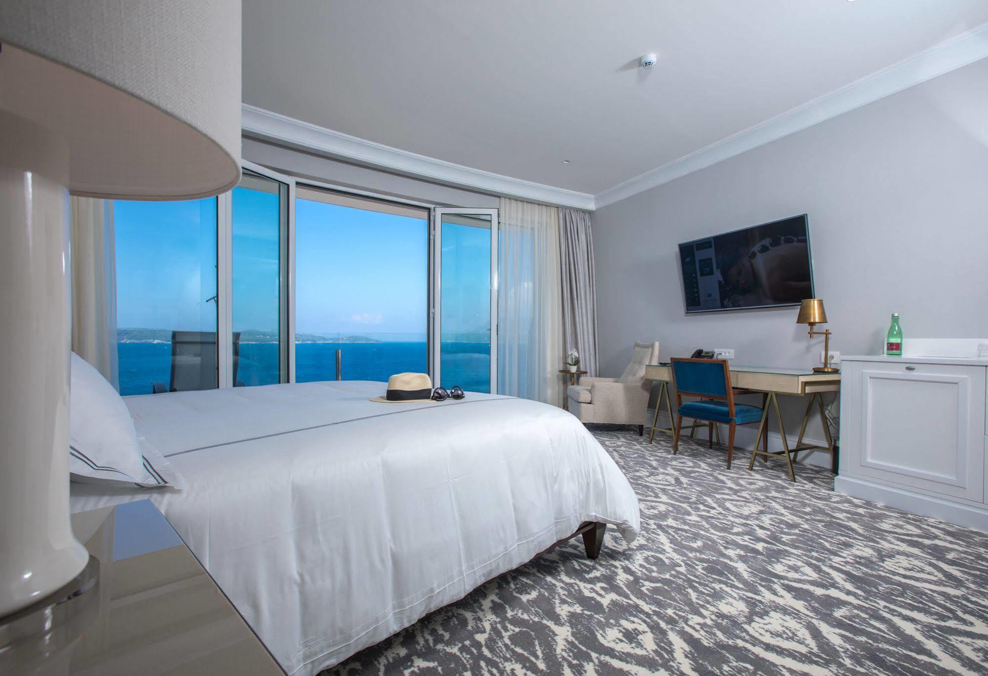 Royal Blue Hotel