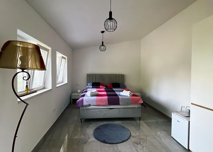 Apartments & Rooms Tapera