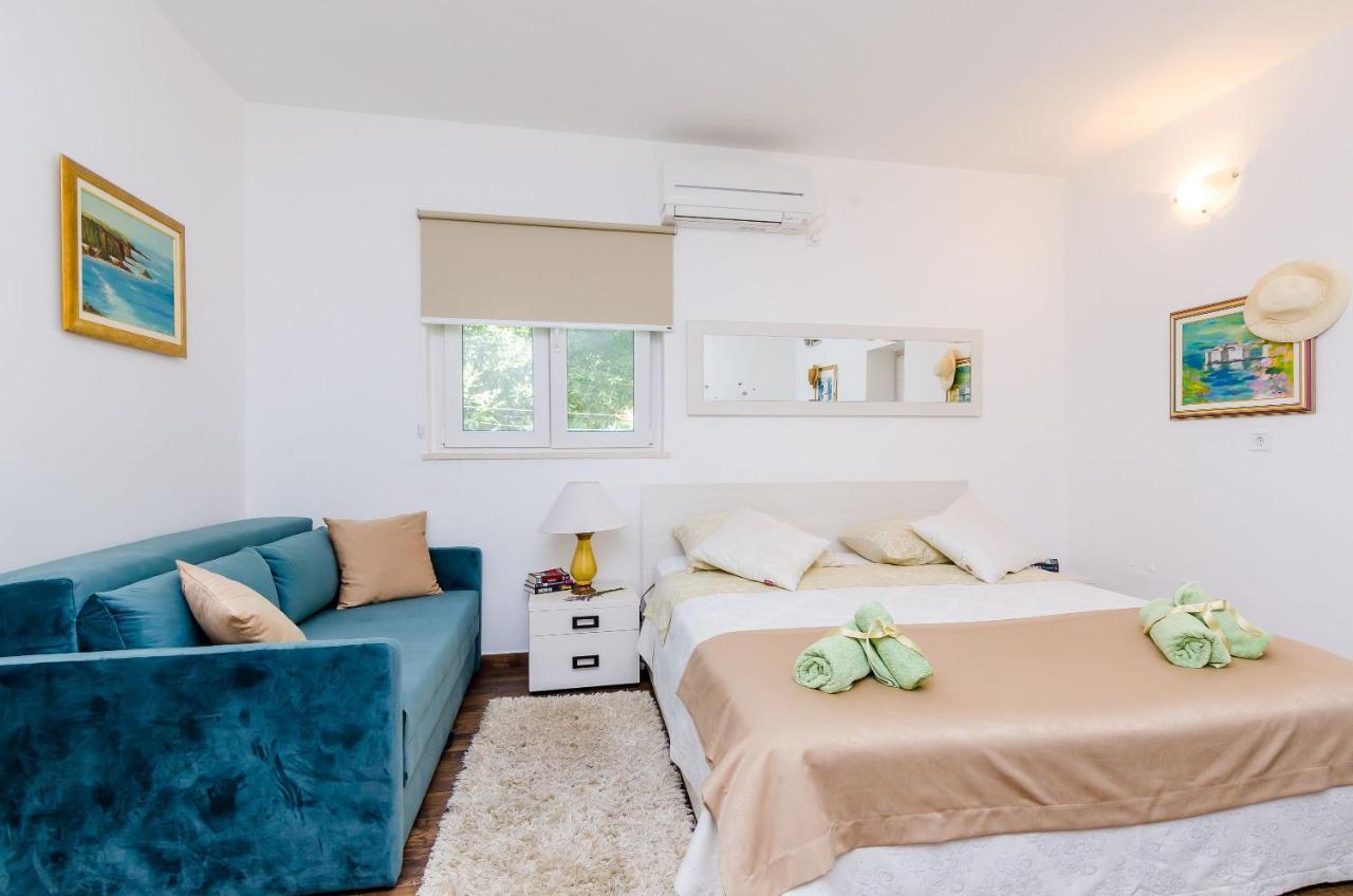 Camelia Luxury