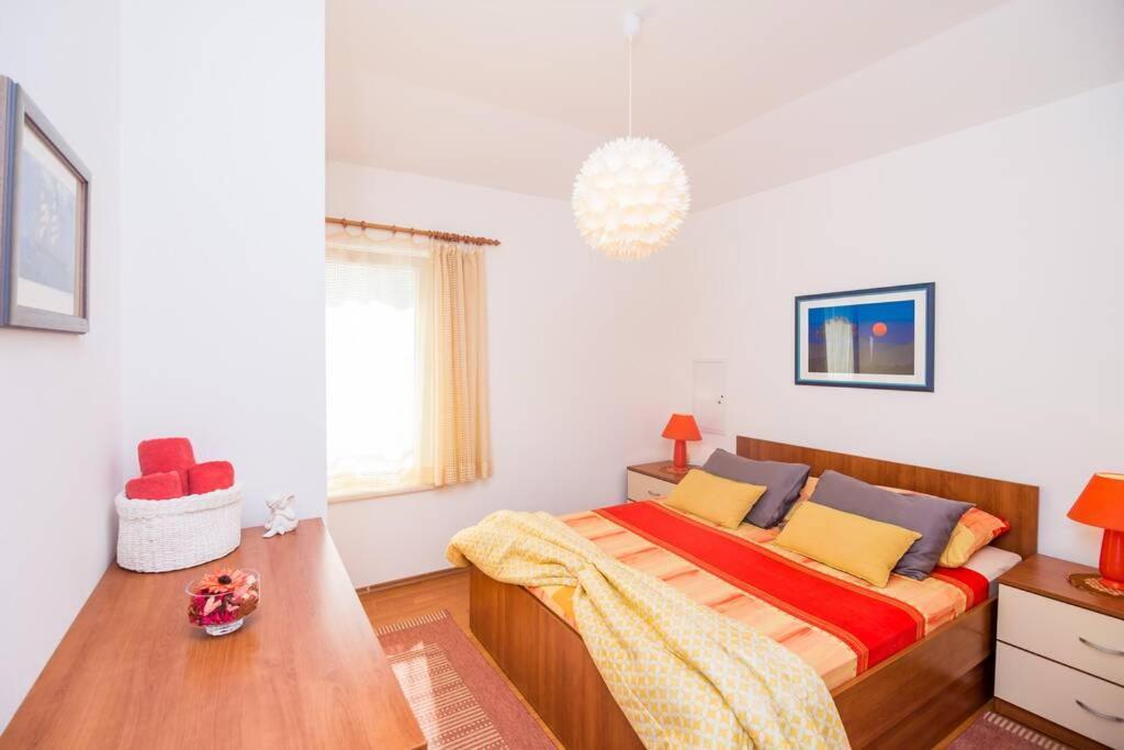 Modern With Swimming Pool - Penthouse Apartment
