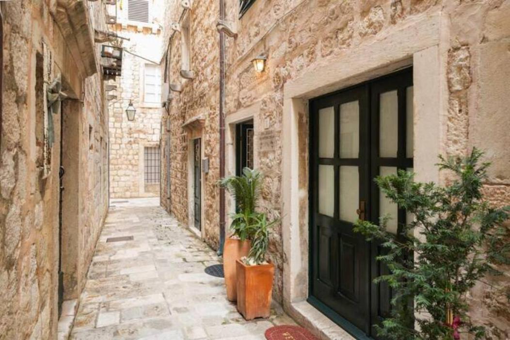 Angelus Apartment