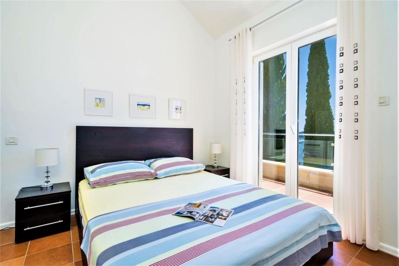 Villa Luxury Beachfront Palace With Private Pool And Jacuzzi By The In