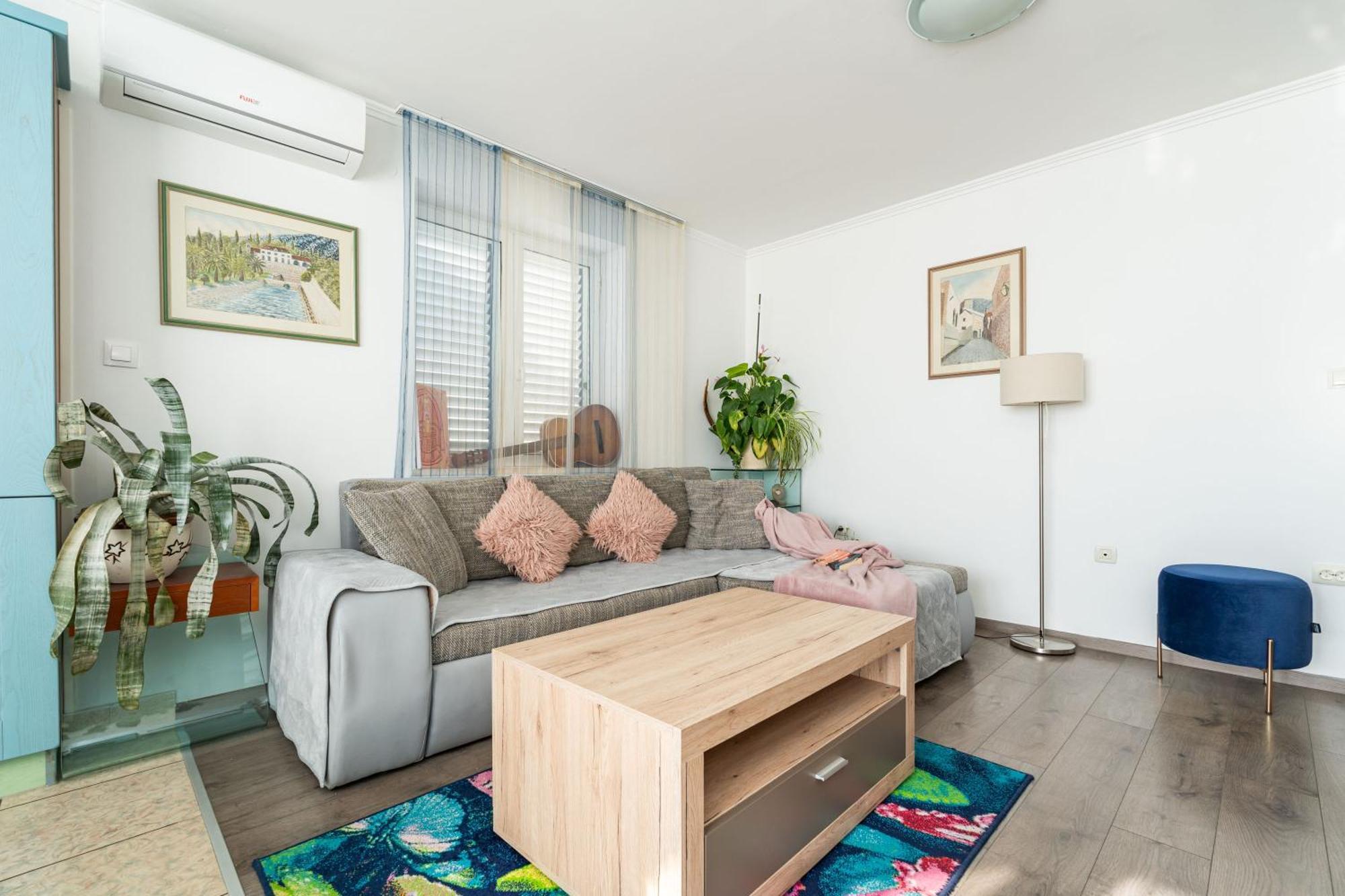 Apartments And Room Lora Guest house