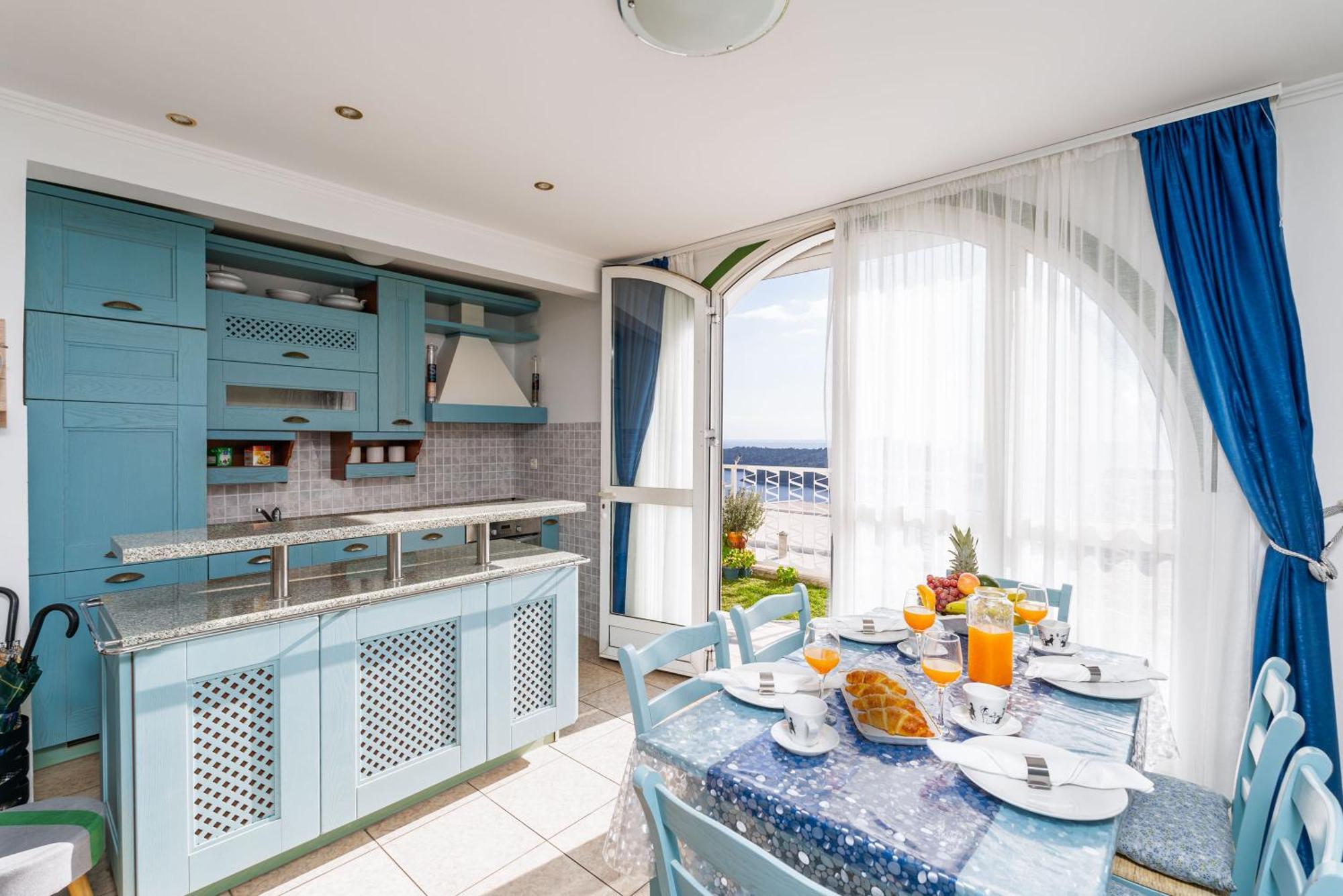 Guest house Apartments And Room Lora 3*