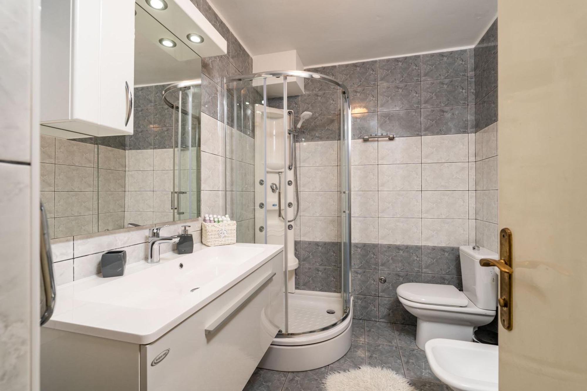 Guest house Apartments And Room Lora