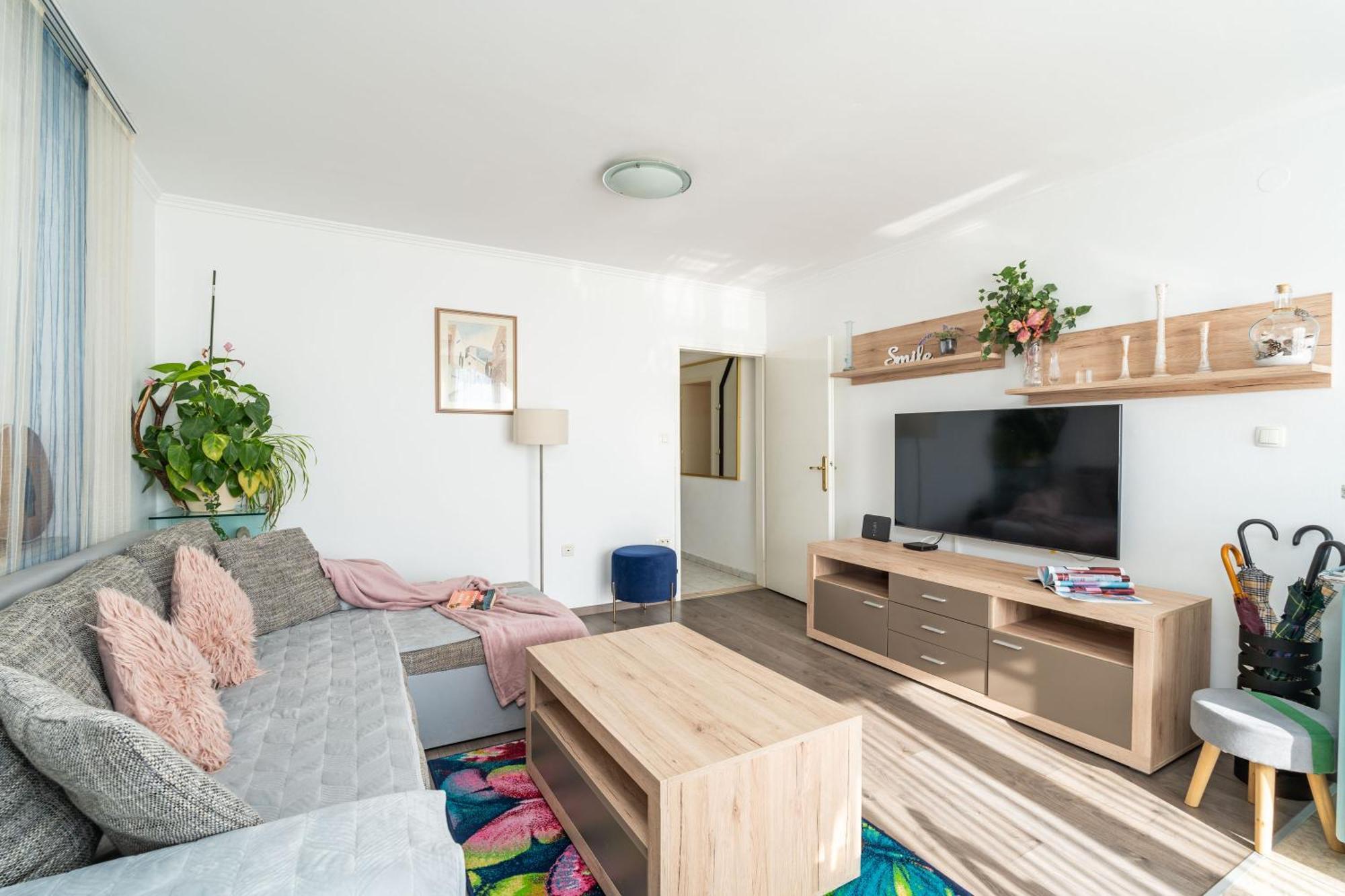 Guest house Apartments And Room Lora