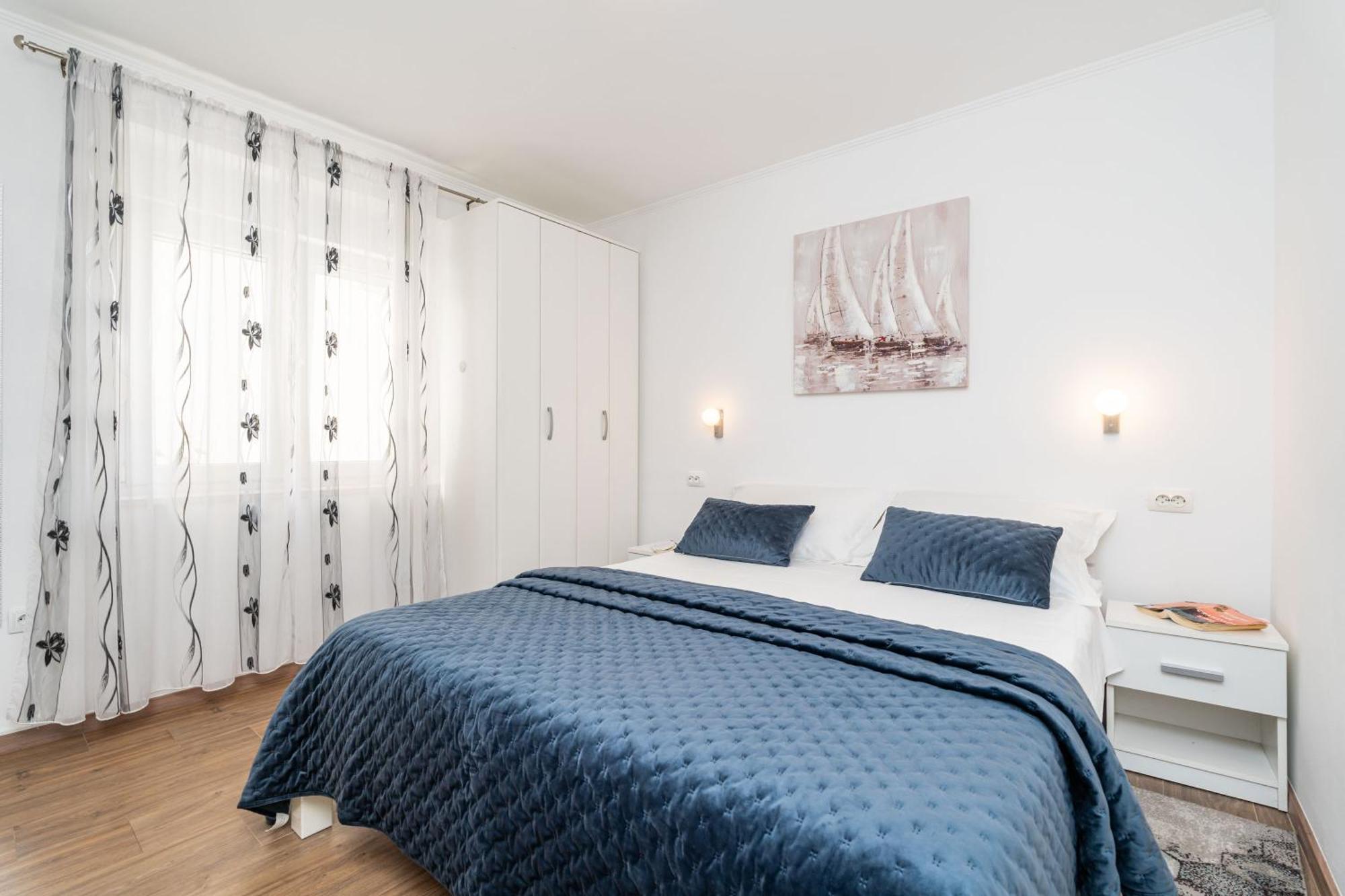 Guest house Apartments And Room Lora 3*