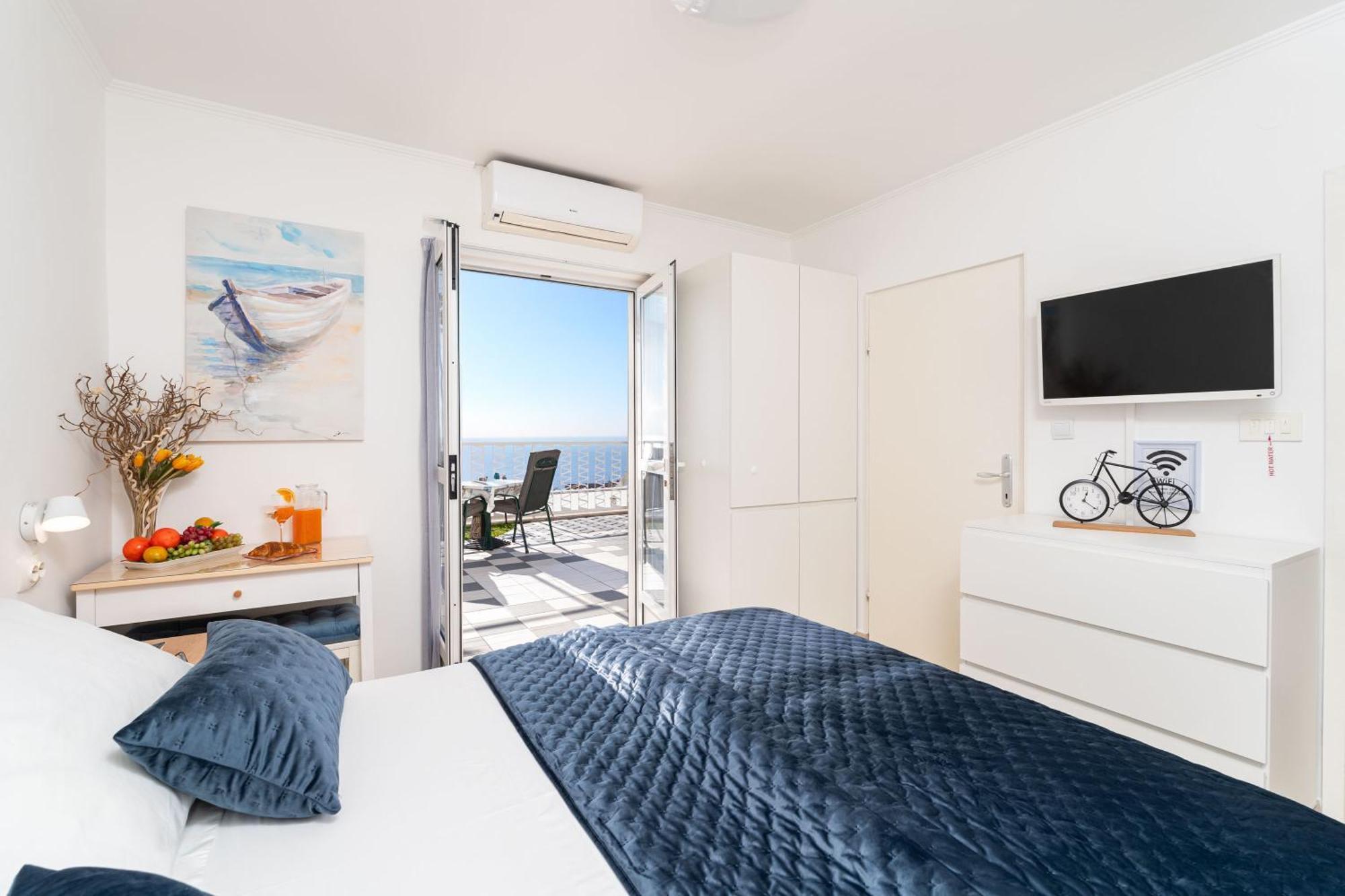Apartments And Room Lora Guest house