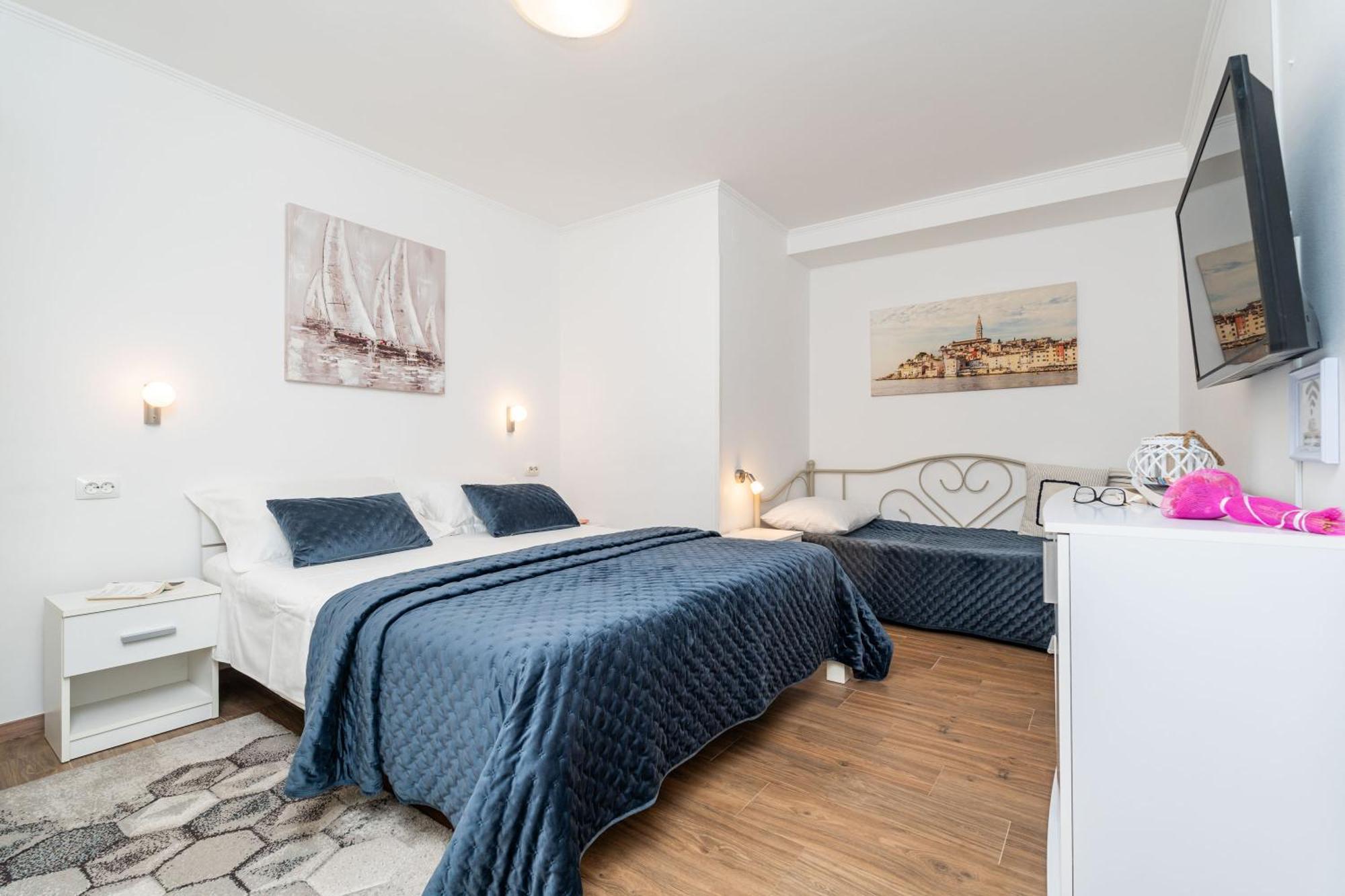 Apartments And Room Lora 3*