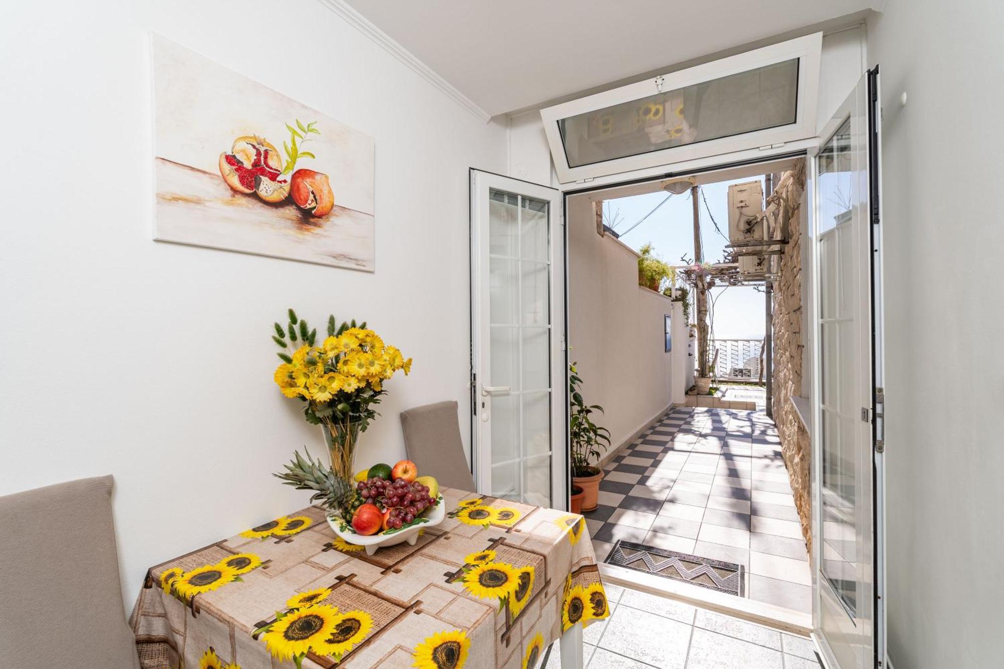 Apartments And Room Lora