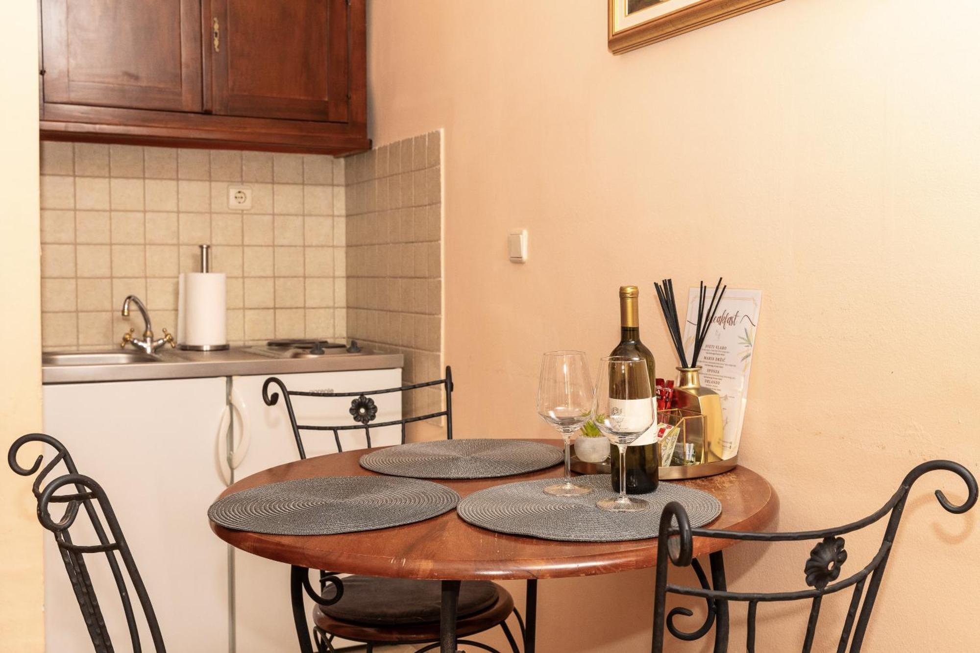 Amoret Apartment