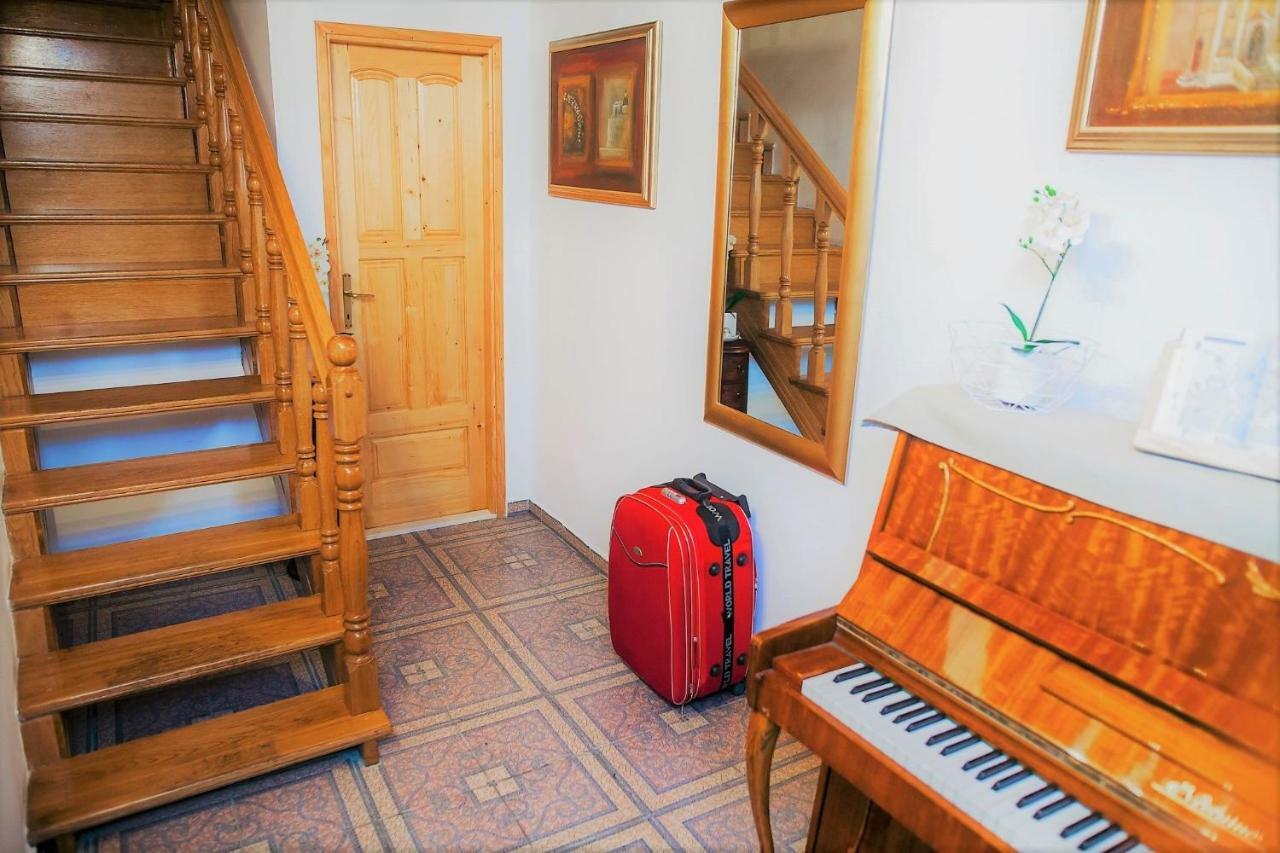 Angelus Apartment
