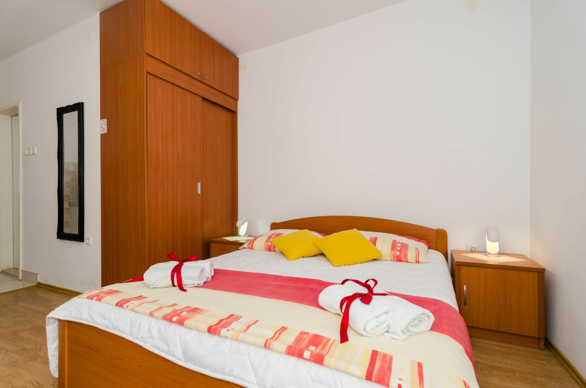 Apartments And Room Lora 3*