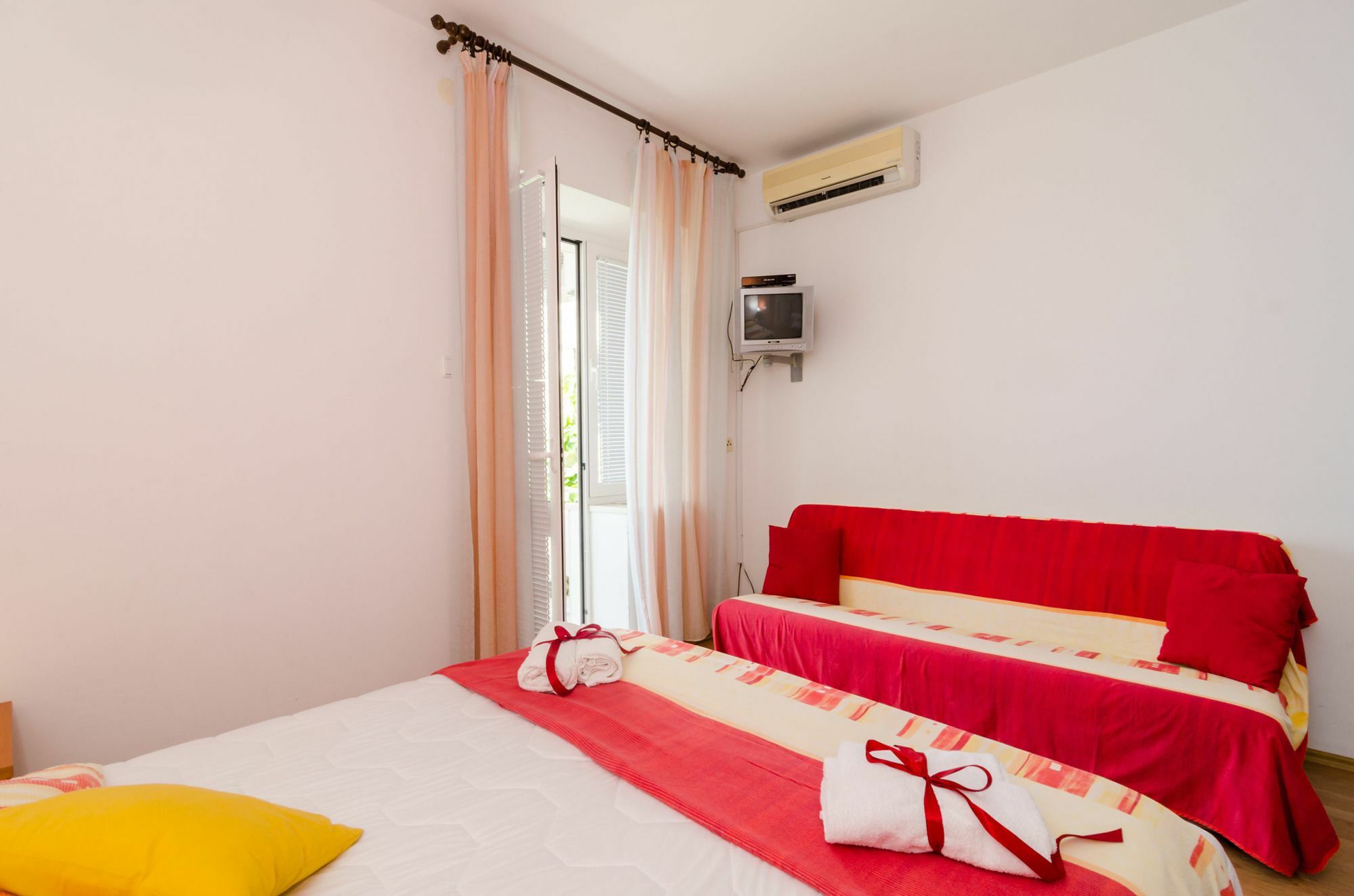 Guest house Apartments And Room Lora 3*