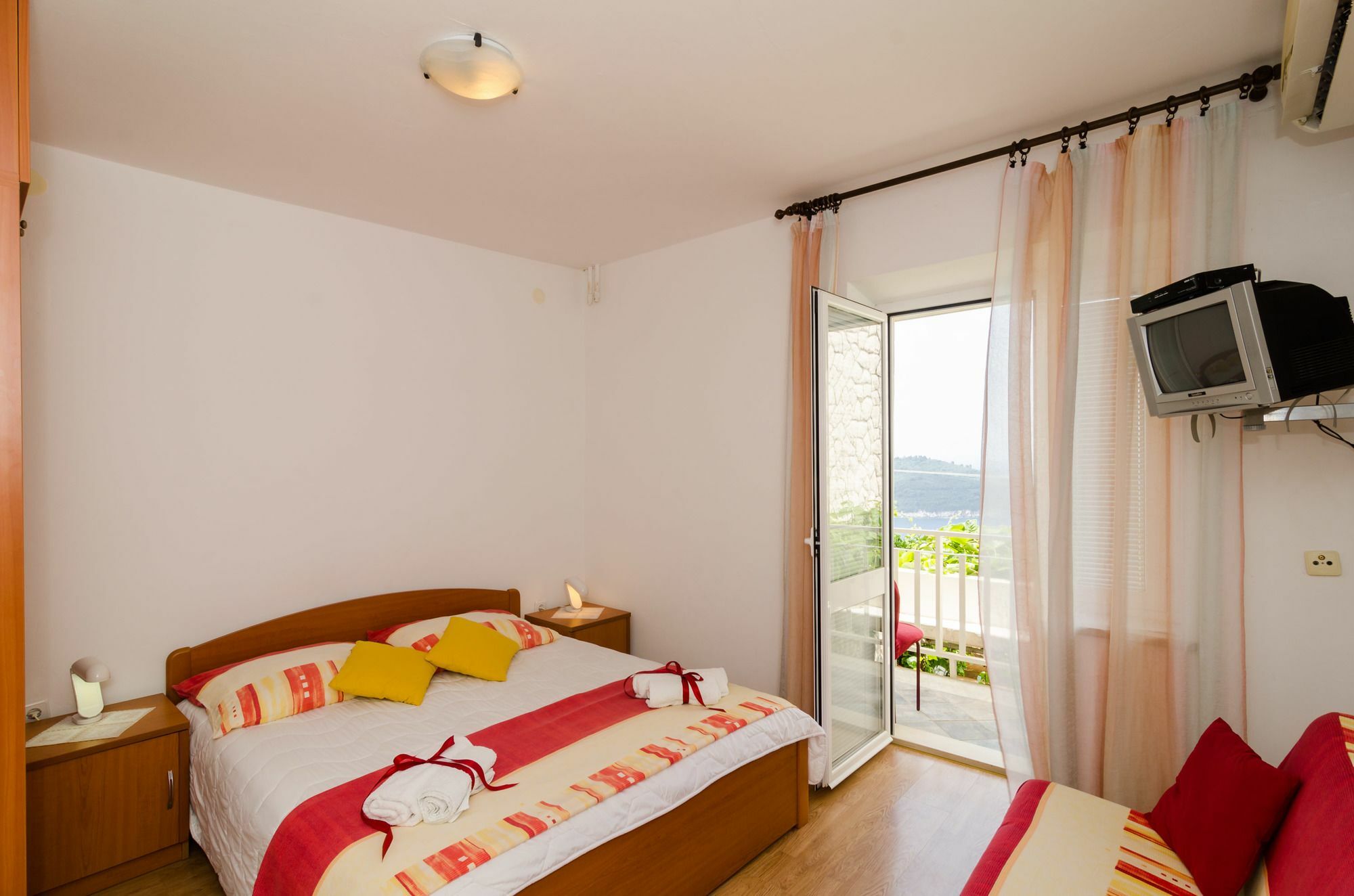 Apartments And Room Lora Guest house
