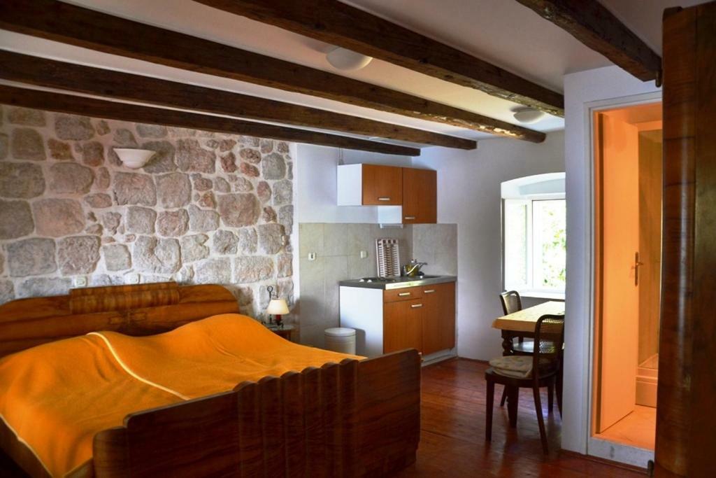 Stone House Apartment
