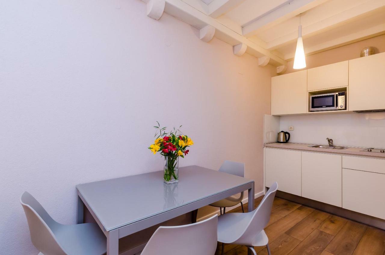 Flores Apartment *